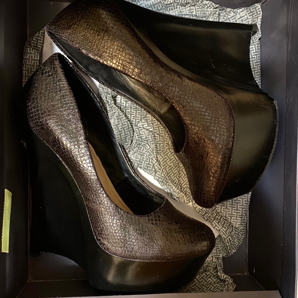 Black pumps H by HALSTON